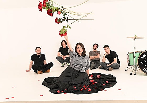 El grupo de tributo Son de Rosas actúa esta noche en la plaza de la Provincia.