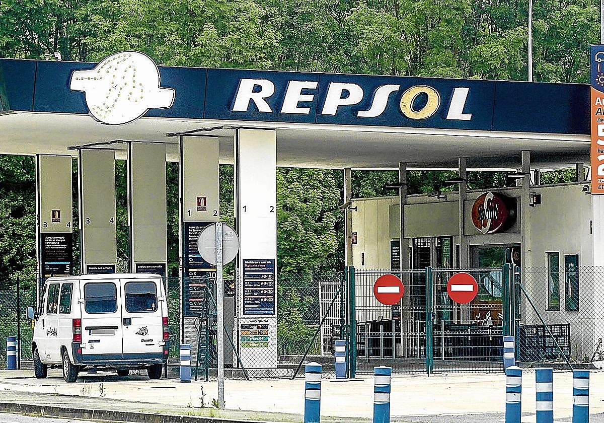 Vallado en la estación de servicio de la N-104 a su paso por Arkaute.