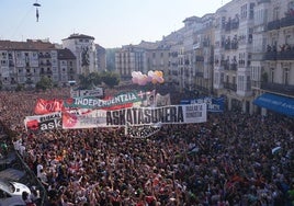 En la Bajada de Celedón se exhibieron, entre otras, pancartas en favor de los presos de ETA.