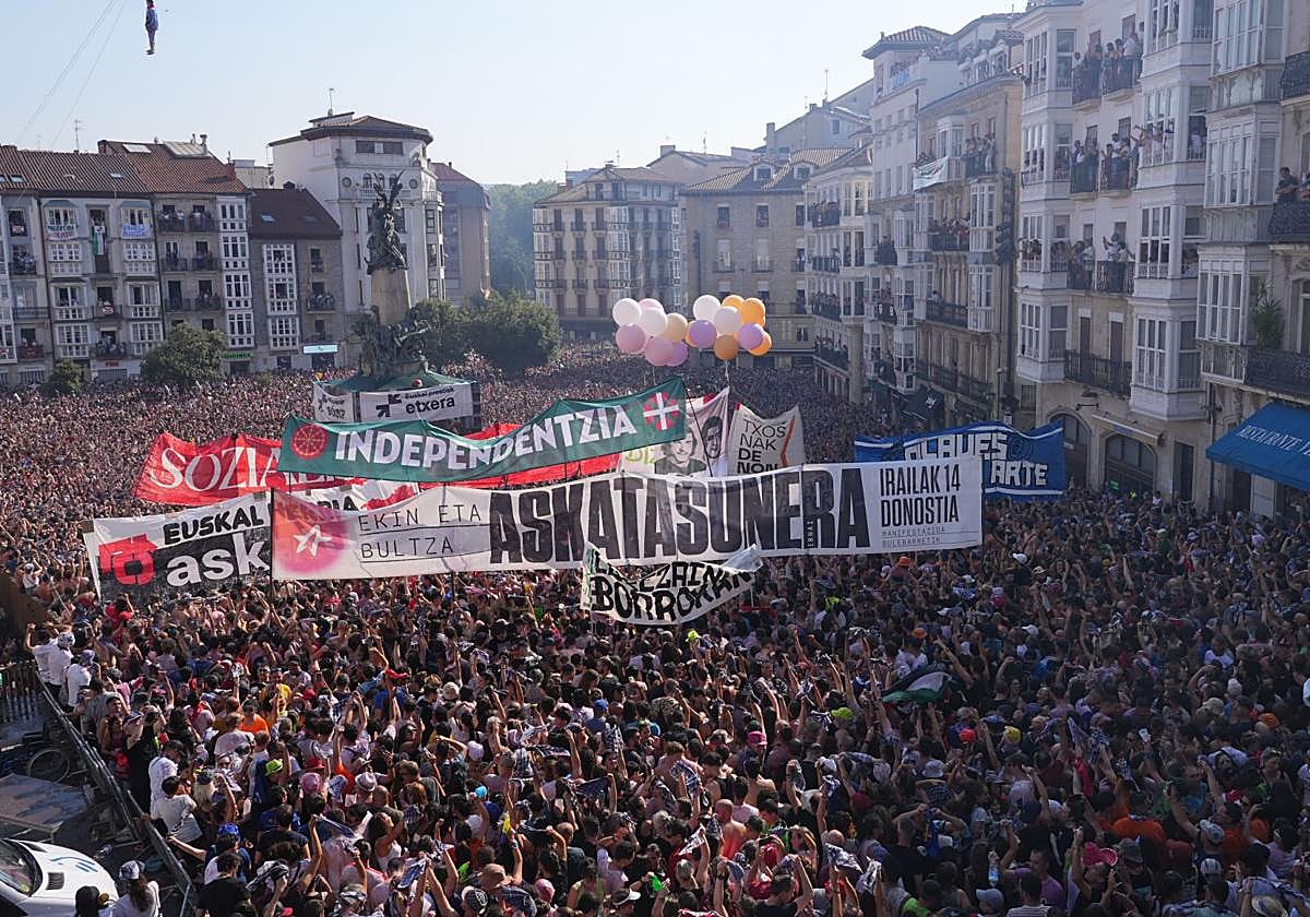 En la Bajada de Celedón se exhibieron, entre otras, pancartas en favor de los presos de ETA.