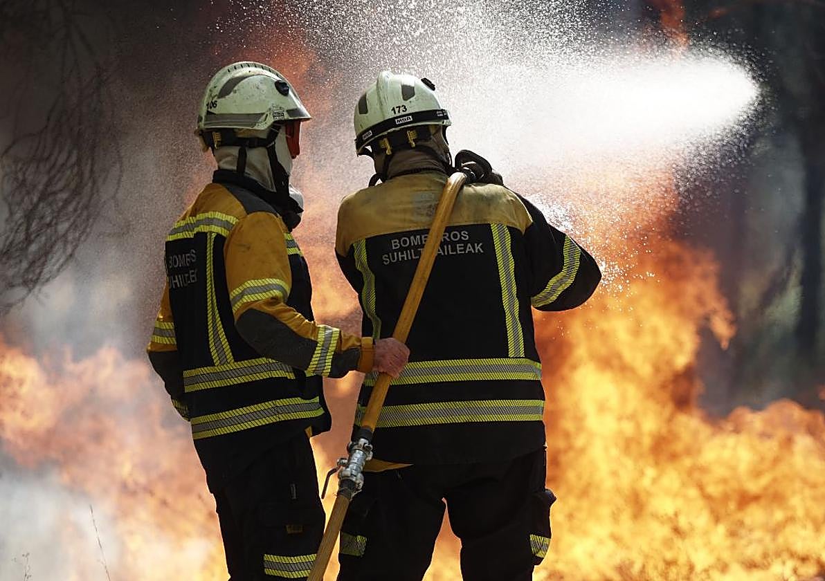 Las condiciones del incendio en Navarra mejoran durante la noche