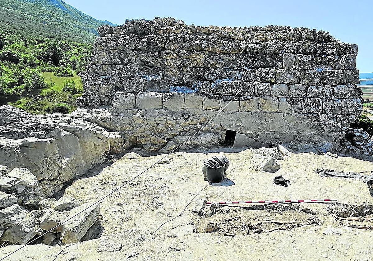 En el patio de armas del castillo de Bernedo se han encontrado una necrópolis con 16 esqueletos.