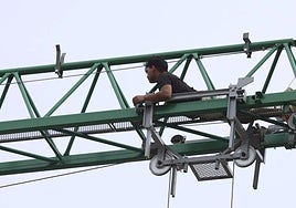 El joven que posteriormente fue detenido subido a lo alto de la grúa en la obra de Montevil