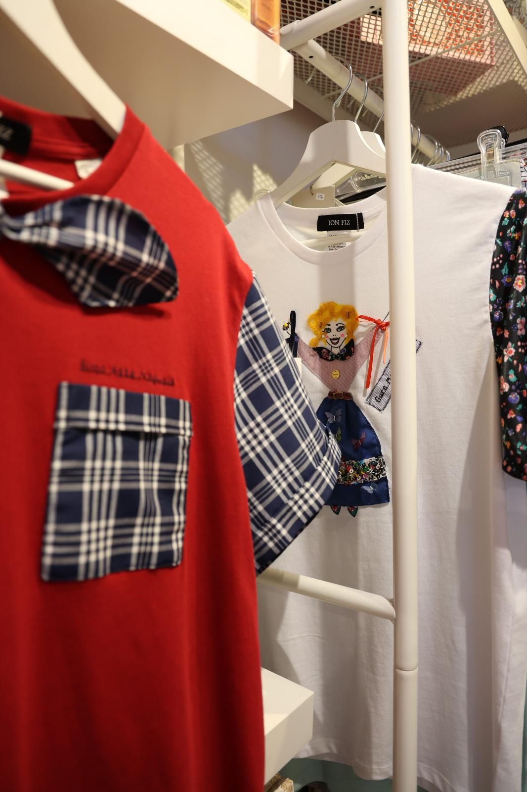 La camiseta más &#039;chic&#039; de Marijaia, faldas «anti-kalimotxo»... El diseñador Ion Fiz lanza una colección para Aste Nagusia