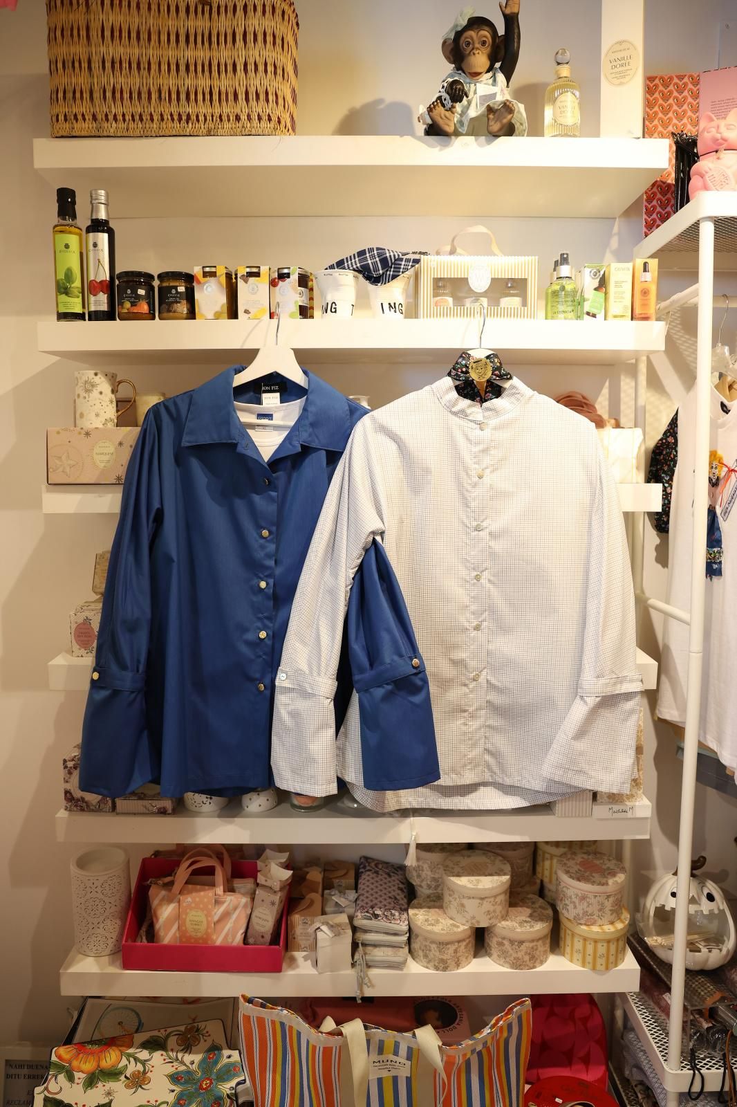 La camiseta más &#039;chic&#039; de Marijaia, faldas «anti-kalimotxo»... El diseñador Ion Fiz lanza una colección para Aste Nagusia