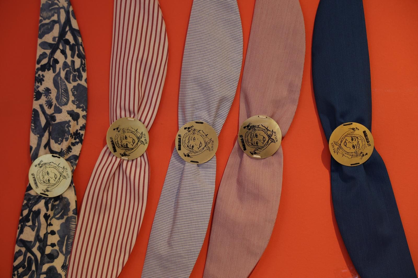 La camiseta más &#039;chic&#039; de Marijaia, faldas «anti-kalimotxo»... El diseñador Ion Fiz lanza una colección para Aste Nagusia