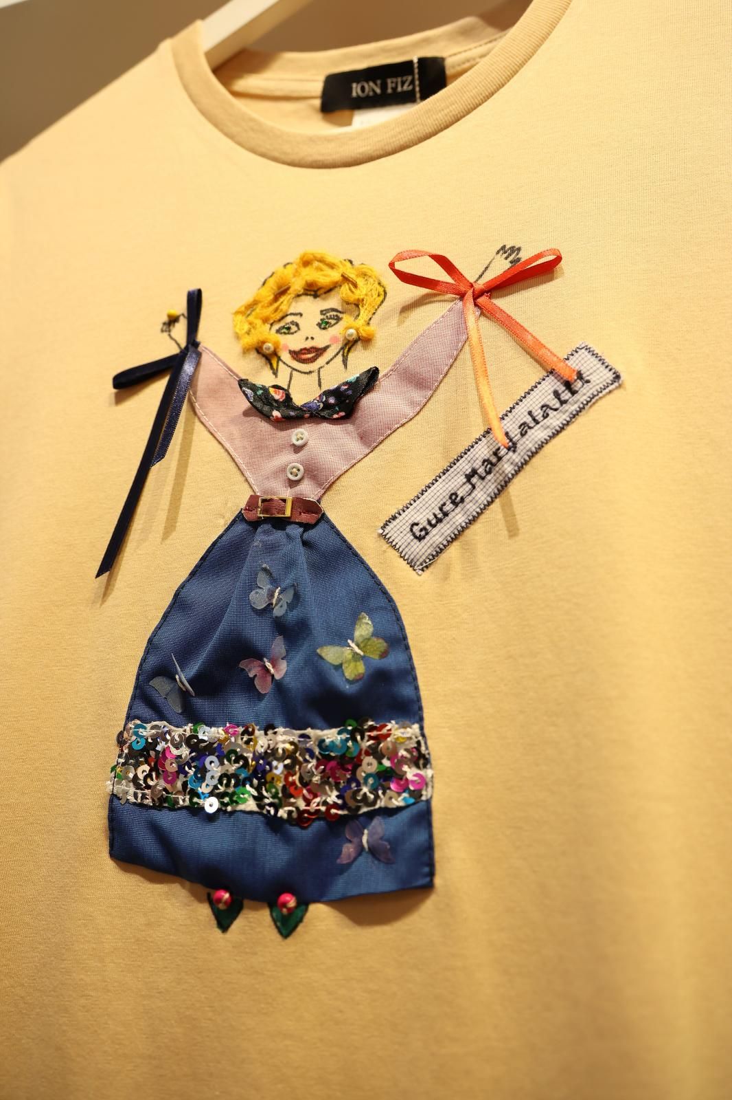 La camiseta más &#039;chic&#039; de Marijaia, faldas «anti-kalimotxo»... El diseñador Ion Fiz lanza una colección para Aste Nagusia