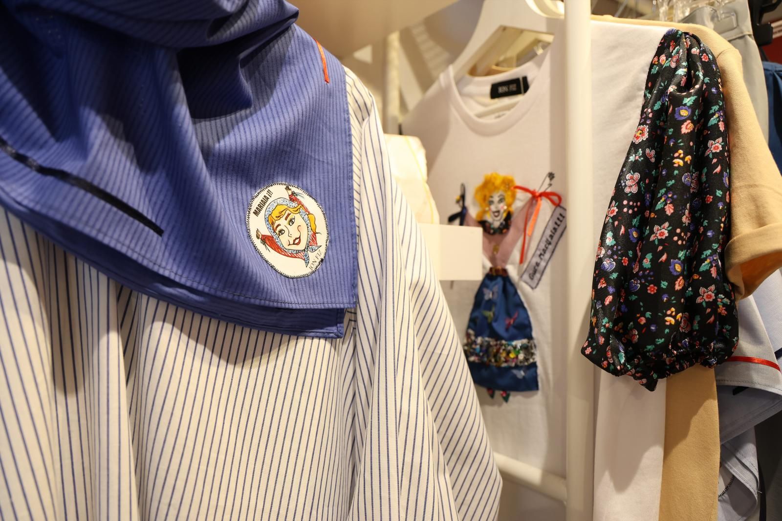 La camiseta más &#039;chic&#039; de Marijaia, faldas «anti-kalimotxo»... El diseñador Ion Fiz lanza una colección para Aste Nagusia