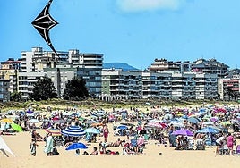 Laredo, la playa cántabra, atestada de bañistas.