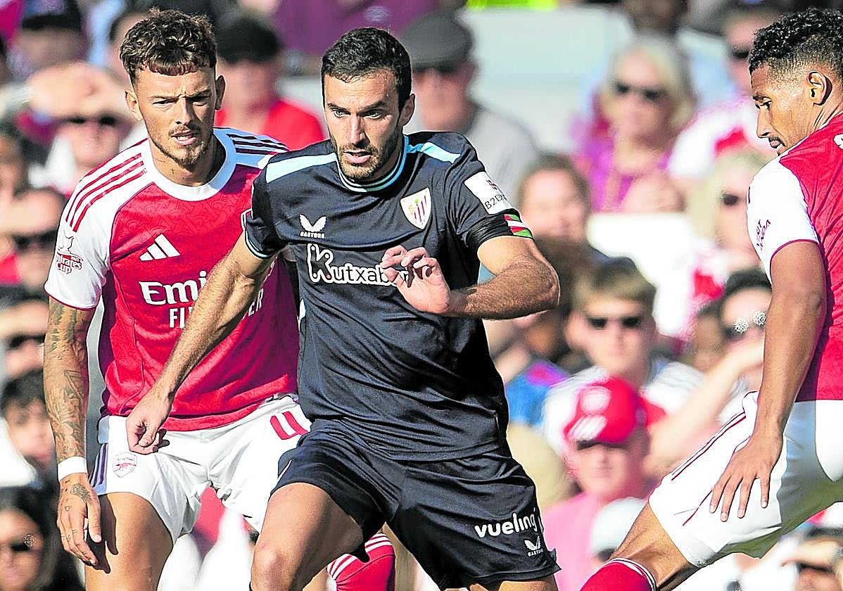 Lekue, que ayer jugó de lateral izquiero, trata de avanzar entre dos rivales.