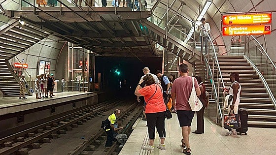 «Se ha tirado a las vías del metro para que no le apuñalen»