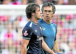 Unai Gómez se retira del partido tras sufrir problemas físicos en la primera mitad.