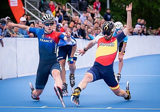Patxi Peula lucha por la victoria con un patinador francés.