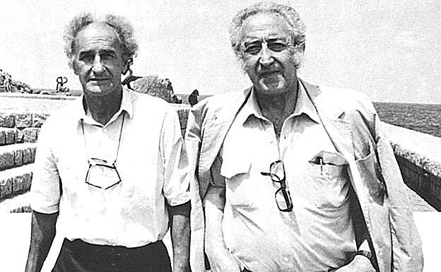 Eduardo Chillida y Luis Peña Ganchegui en el lugar donde levantaron su escultura más popular, 'El peine del viento'.