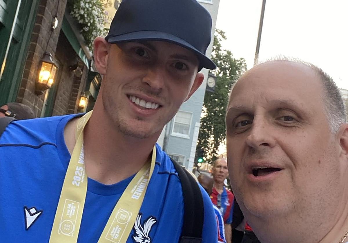 Gana la Supercopa inglesa y paga una ronda de mil libras en bebida a sus aficionados