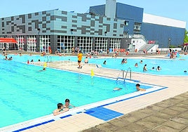Numerosos bañistas disfrutan ayer del día de sol en las piscinas de El Fango, en Rekalde.