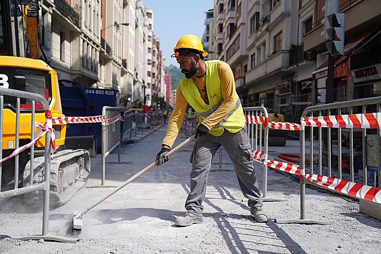 Un operario realiza labores en las obras de la calle Máximo Aguirre de Bilbao.