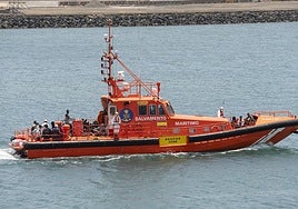 Salvamento Marítimo rescata a 38 migrantes de una patera localizada al este de Lanzarote.
