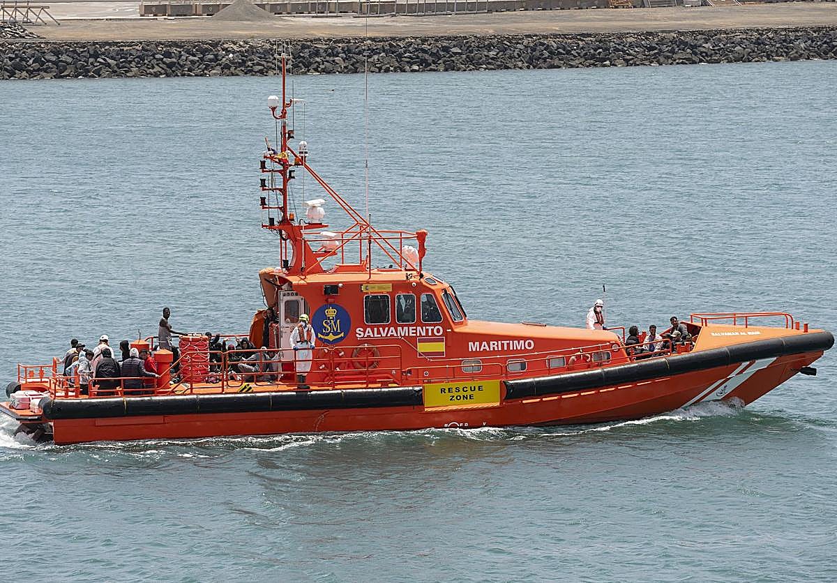 Salvamento Marítimo rescata a 38 migrantes de una patera localizada al este de Lanzarote.