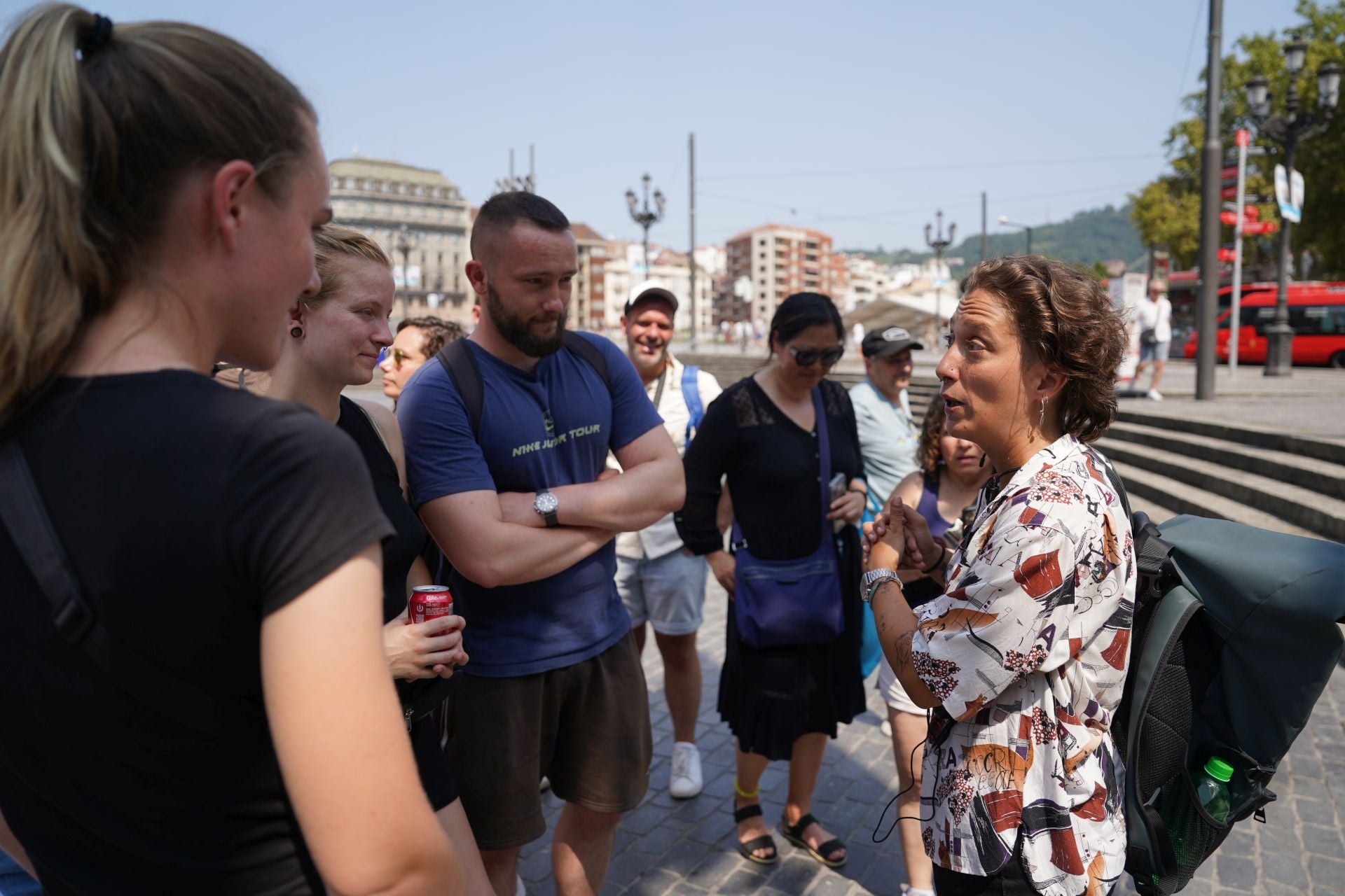 Saioa Molero da explicaciones a los turistas durante su 'free tour'.