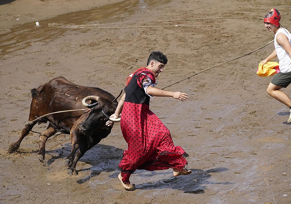 Las mejores imágenes de la &#039;sokamuturra&#039; del Puerto Viejo de Getxo