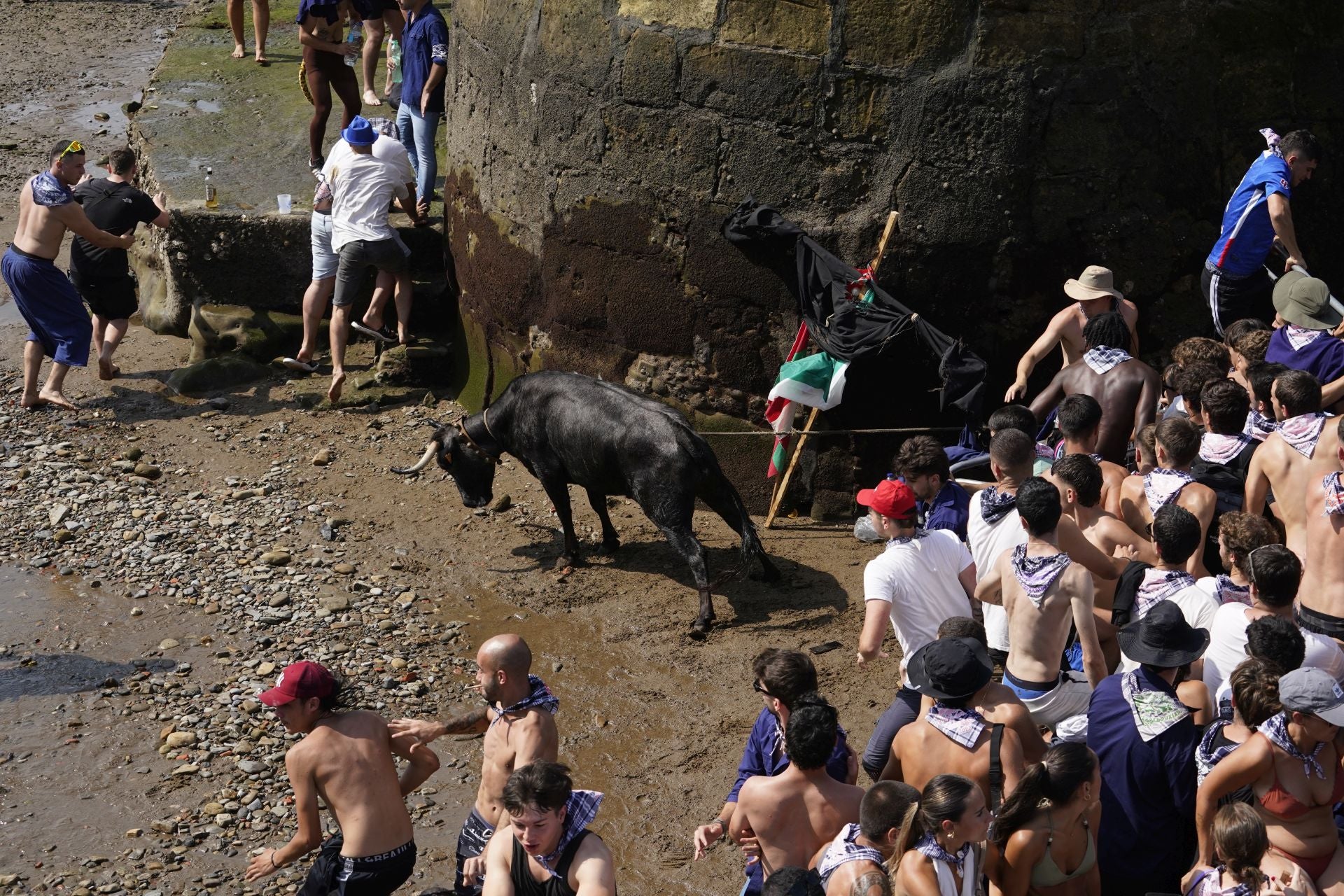 Las mejores imágenes de la &#039;sokamuturra&#039; del Puerto Viejo de Getxo