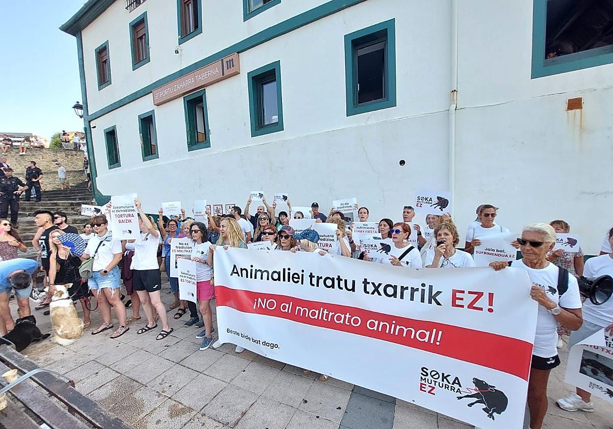 Decenas de personas se concentran en el Puerto Viejo de Getxo contra las vaquillas