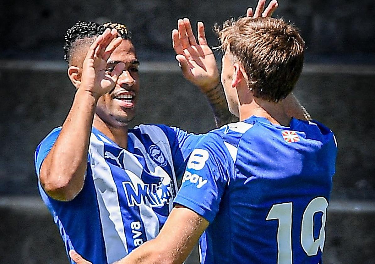 Mariano celebra con Pablo Ibáñez uno de los goles del Alavés al Castellón.