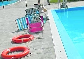 Se arrojaron sillas, sombrillas y tierra al agua.