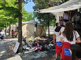 El puesto de venta del Antonio Cabezón quedó totalmente calcinado.