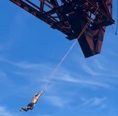 Investigan a un influencer vasco por hacer acrobacias y lanzarse al agua desde el cargadero de Castro, que está en rehabilitación