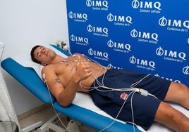 Matteo Spagnolo durante su reconocimiento médico antes de la presentación.