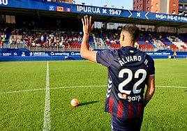 El último de los nueve fichajes, saluda a la afición en Ipurua.