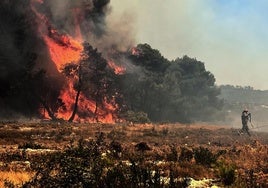Los incendios desolan siete comunidades y provocan dos muertos y una docena de heridos