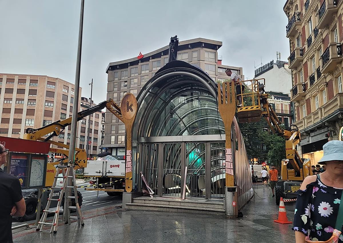 Imagen secundaria 1 - Gargantua recibe a los viajeros del metro en Moyua.