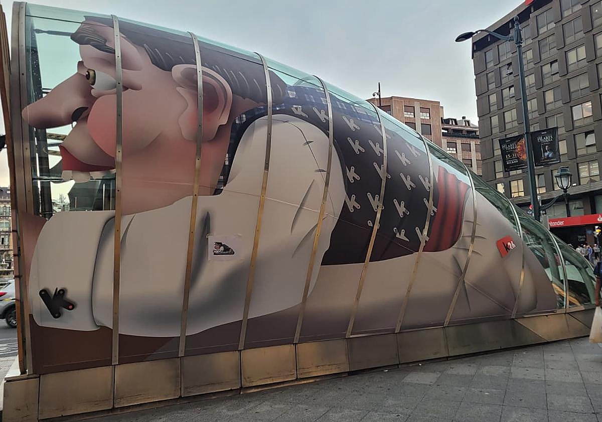 Imagen principal - Gargantua recibe a los viajeros del metro en Moyua.