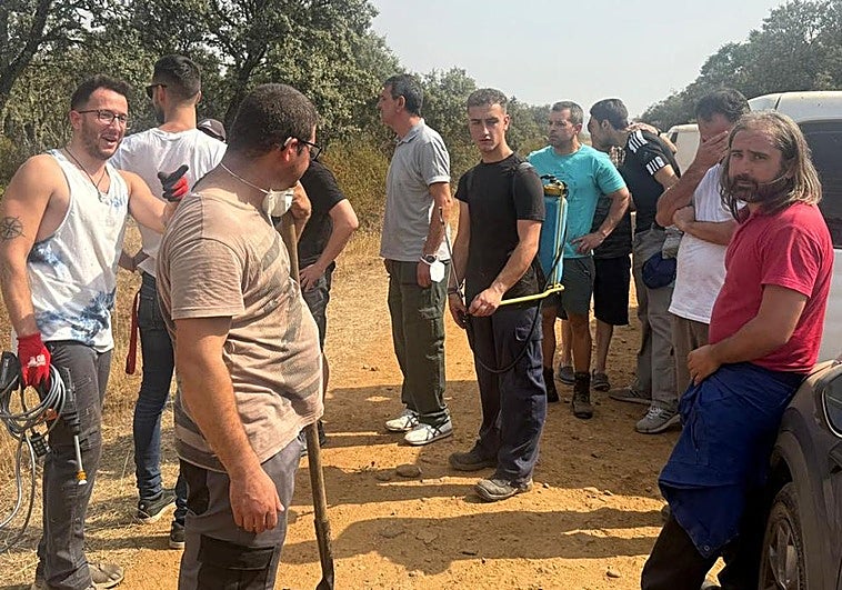 Los vecinos se organizan para combatir las llamas.