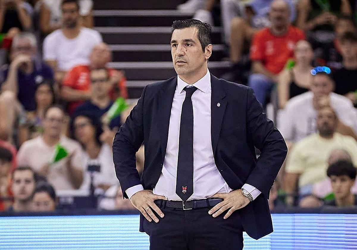 Pablo Pin dirige un encuentro del CB Granada en ACB.