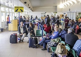 Pasajeros esperan su turno para embarcar en Foronda