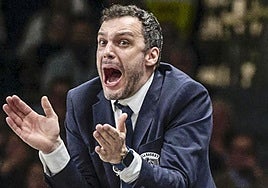 Paolo Galbiati alienta a sus jugadores desde el banquillo del Trento.