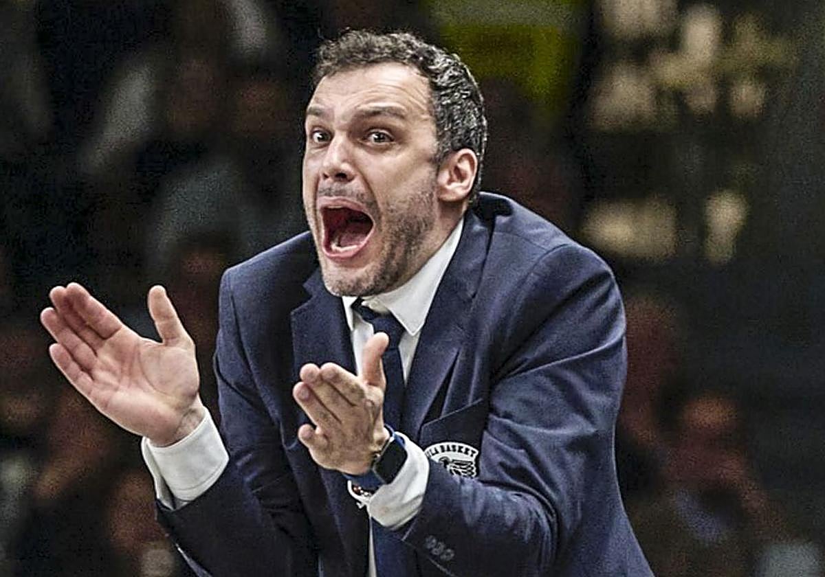 Paolo Galbiati alienta a sus jugadores desde el banquillo del Trento.