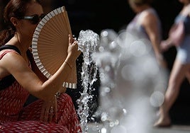Una mujer se abanica en Córdoba, en una jornada marcada por las altas temperaturas.