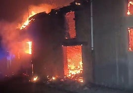 Así ha devorado el fuego las casas de Palacios de Jamuz, en León