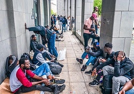 Un grupo de malienses espera en una calle del barrio de Salburua, en Vitoria.