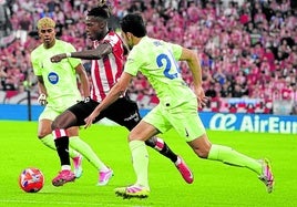 Nico Williams, el jugador más valorado del Athletic, trata de marcharse en velocidad de Eric Garcia y Lamine Yamal en el el partido ante el Barça en San Mamés.