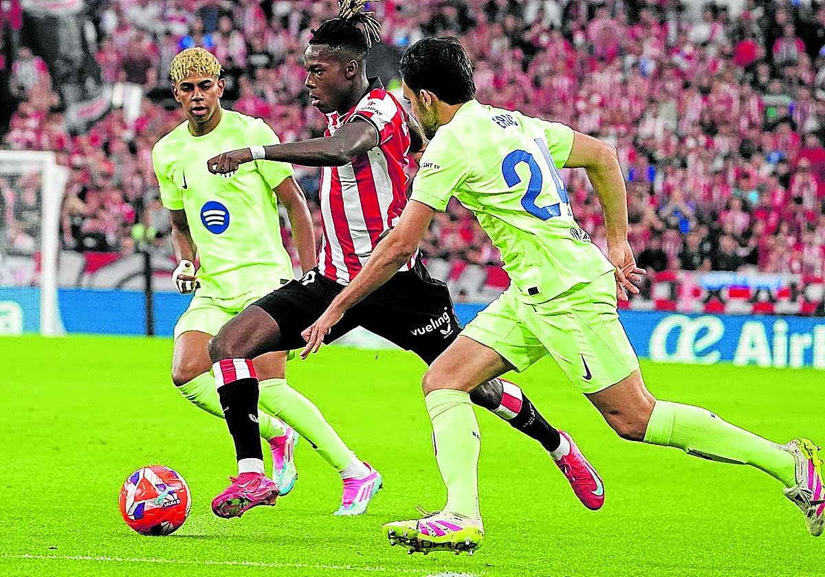 Nico Williams, el jugador más valorado del Athletic, trata de marcharse en velocidad de Eric Garcia y Lamine Yamal en el el partido ante el Barça en San Mamés.