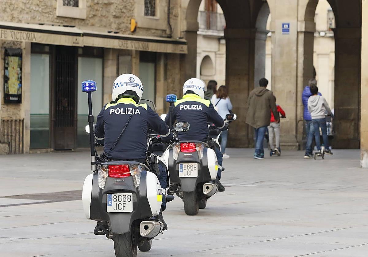Dos agentes de la Policía Local, de patrulla por el centro de Vitoria.