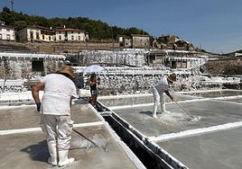 Saioa Miguel registra la labor incansable de los salineros en el Valle Salado.