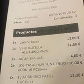 Lo nunca visto en la cuenta de un restaurante: les cobran 12 euros por colgar sus bolsos en Ibiza