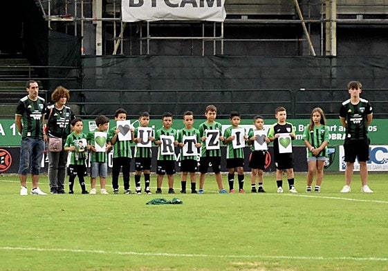 Emotivo homenaje en Las Llanas al jugador de 7 años del Sestao River fallecido mientras veraneaba en La Rioja